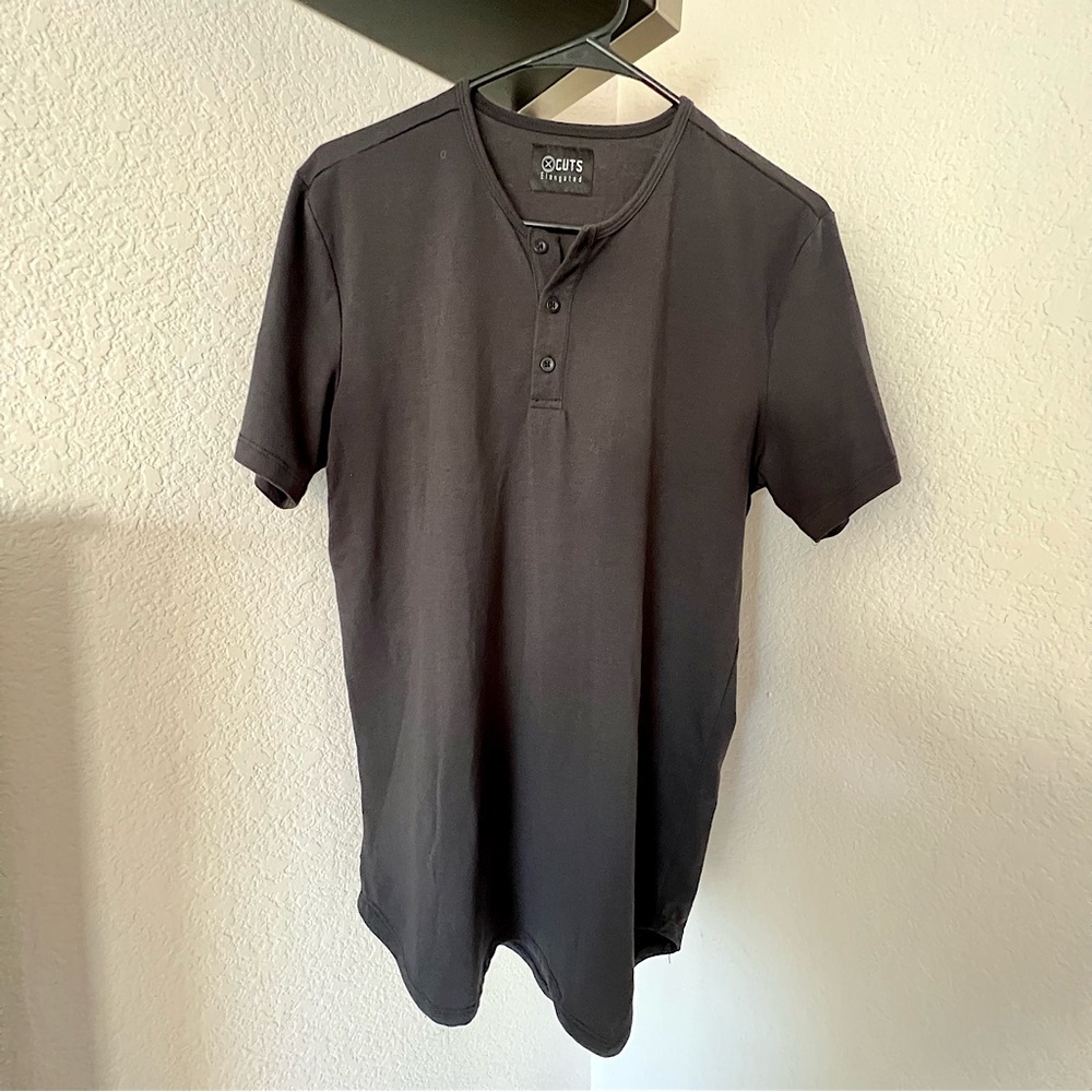 CUTS BLACK ELONGATED THREE BUTTON SHIRT SZ MEDIUM